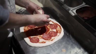 Pizza yapma süreci. Erkek aşçı elleri pizzacı mutfağında otantik pizza yapıyor..