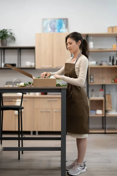 Vrouw Bloemist Werkt Haar Atelier Met Bloemen Maken Van Een — Stockfoto