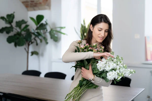 Femme Positive Tenant Énorme Bouquet Fleurs Dans Son Bureau Cadeau — Photo