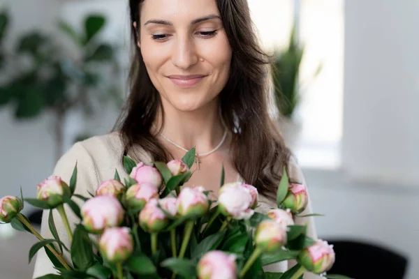 Positiv Kvinna Som Håller Stor Bukett Blommor Sitt Kontor Födelsedag — Stockfoto