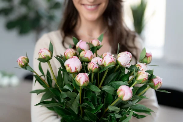Θετική Γυναίκα Που Κρατάει Ένα Τεράστιο Μπουκέτο Λουλούδια Στο Γραφείο — Φωτογραφία Αρχείου