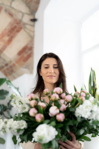 Positiv Kvinna Som Håller Stor Bukett Blommor Sitt Kontor Födelsedag — Stockfoto