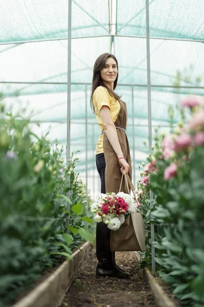 Woman Florist Walking Flowers Green House Carrying Basket Fresh Bouquet — ストック写真