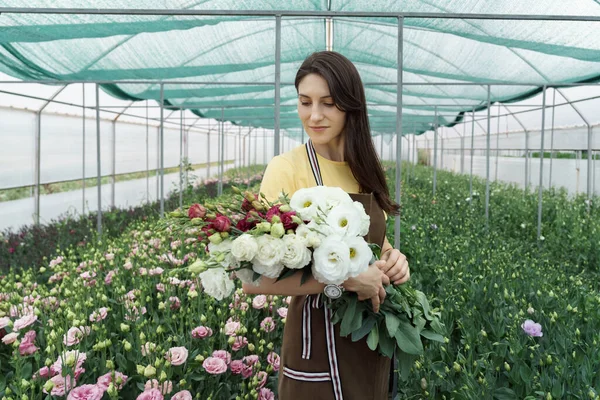 Woman Florist Has Order Fresh Flowers She Makes Beautiful Bouquet — Stock fotografie