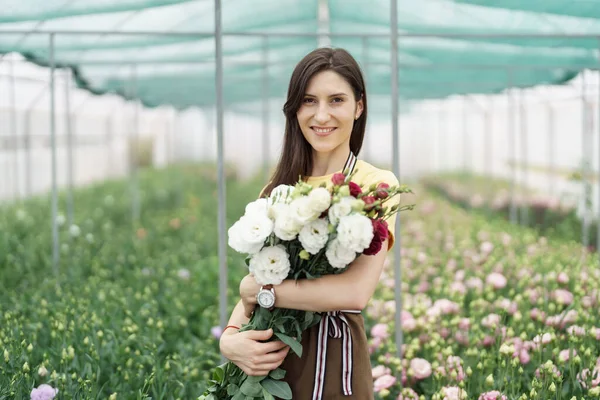 Woman Florist Has Order Fresh Flowers She Makes Beautiful Bouquet — ストック写真