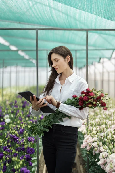 Fresh Flowers Delivery Women Taking Order Tablet Businesswoman Using Technologies — Stock fotografie