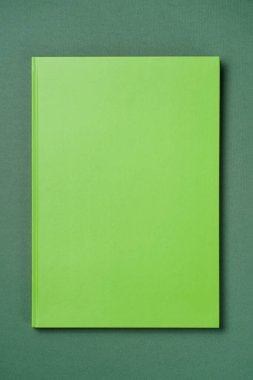 Kağıt yeşili arka planda yeşil deri defter, not defteri maket yap, üst görünüm çekimi