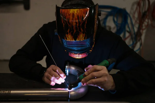 Worker Helmet Flames Welding Steel Part Motorbike Using Argon Welding — Stock Photo, Image