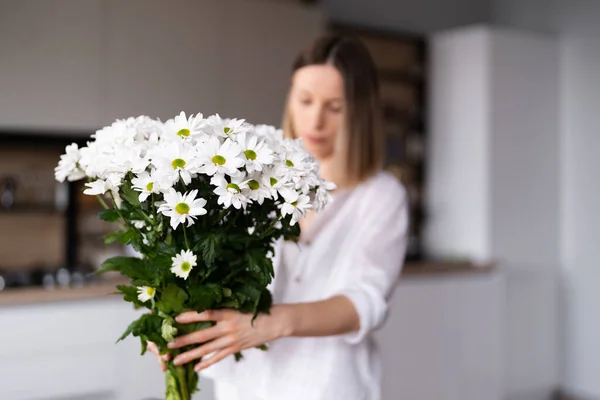 Joyeux Joyeux Jeune Femme Blanc Arranger Des Fleurs Blanches Maison — Photo
