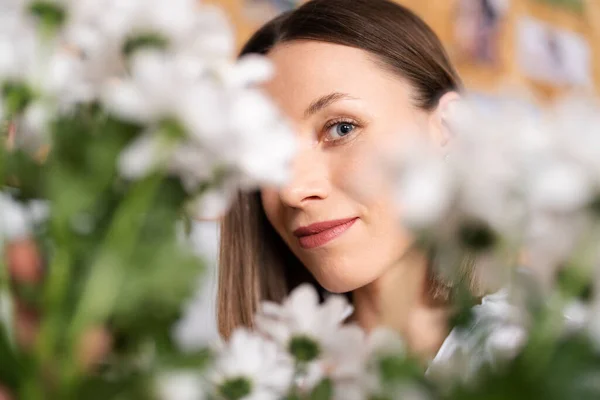 Усміхнене Обличчя Красивої Молодої Жінки Оточенні Білих Квітів Зеленого Листя — стокове фото