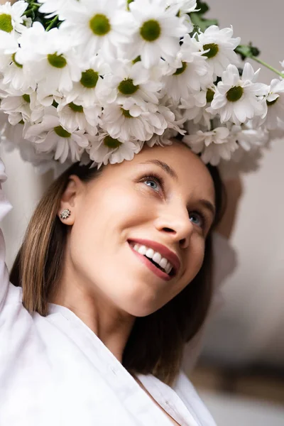 Jeune Heureuse Joyeuse Douce Belle Femme Souriante Profiter Bouquet Fleurs — Photo