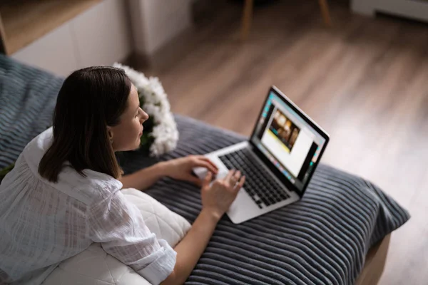 Jonge Vrouw Zittend Het Bed Pyjama Met Plezier Genieten Van — Stockfoto