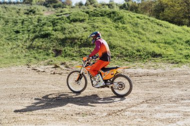 Extreme ve Adrenalin. Motokros binicisi iş başında. Motokros sporu. Etkin yaşam biçimi.
