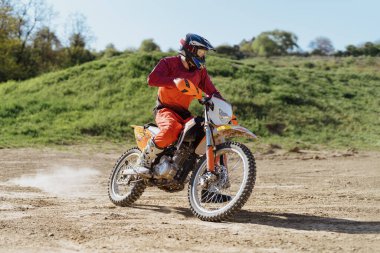Extreme ve Adrenalin. Motokros binicisi iş başında. Motokros sporu. Etkin yaşam biçimi.