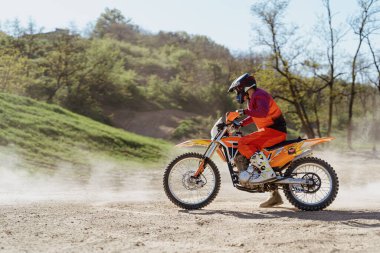 Extreme ve Adrenalin. Motokros binicisi iş başında. Motokros sporu. Aktif yaşam tarzı. Uçan toz.