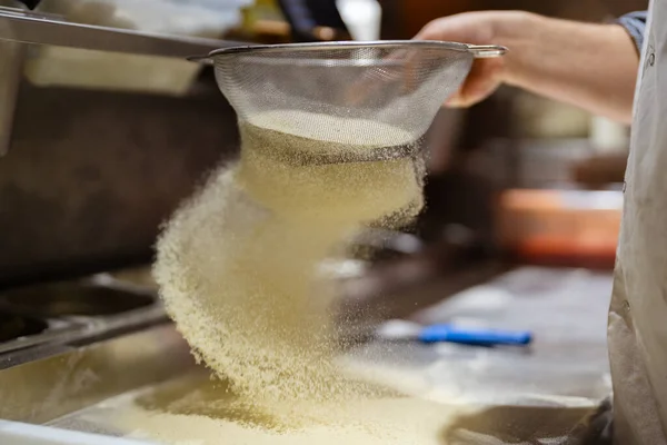 ピザ作りのプロセス 男性シェフの手は ピザキッチンで本物のピザを作るために小麦粉を注ぐ — ストック写真