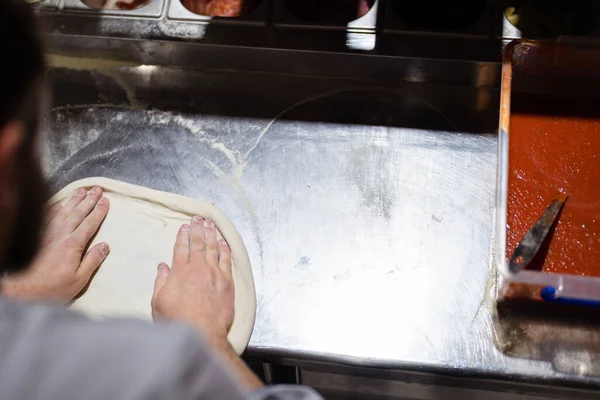 Процес Приготування Піци Чоловічі Кухарські Руки Роблять Справжню Піцу Кухні — стокове фото