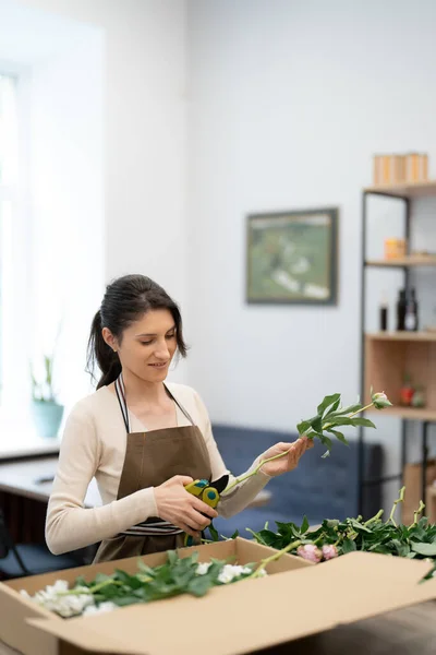 Fleuriste Travaillant Avec Des Fleurs Faisant Une Composition — Photo