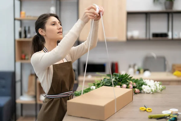 Mulher Florista Trabalhando Sua Oficina Com Flores Fazendo Uma Caixa — Fotografia de Stock