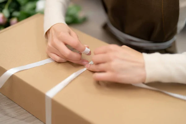 Mulher Mãos Embrulhando Presente Uma Caixa Enquanto Trabalhava Loja — Fotografia de Stock