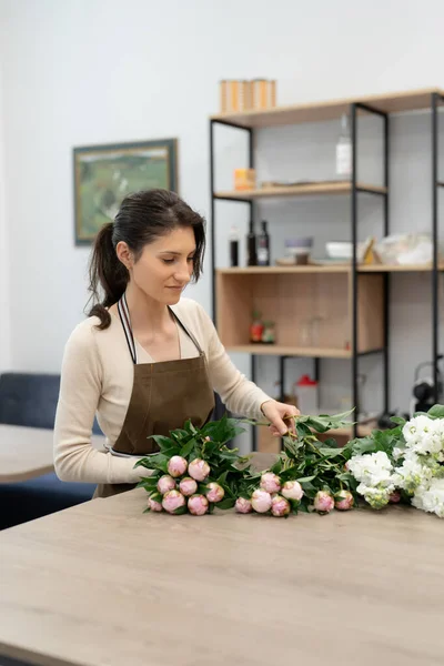 Ανθοκόμος Γυναίκα Που Εργάζεται Λουλούδια Κάνοντας Μια Σύνθεση Στο Εργαστήριό — Φωτογραφία Αρχείου