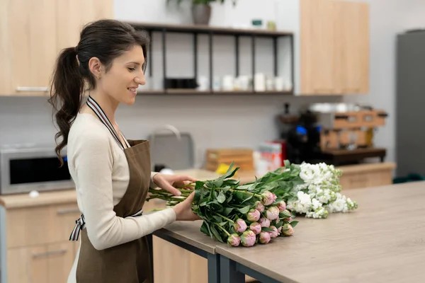 Bloemist Vrouw Werken Met Bloemen Maken Van Een Compositie Haar — Stockfoto