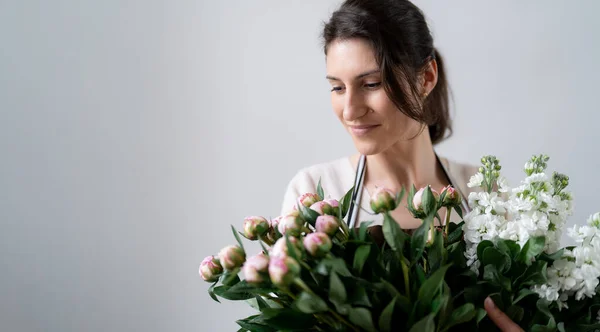 Woman Florist Embracing Ett Gäng Vita Och Rosa Blommor Vit — Stockfoto