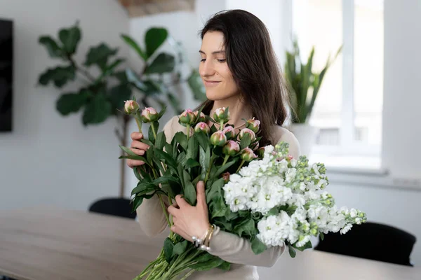 Femme Positive Tenant Énorme Bouquet Fleurs Dans Son Bureau Cadeau — Photo