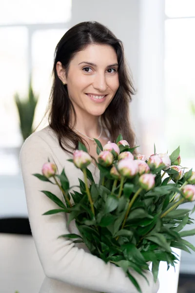 Femme Positive Tenant Énorme Bouquet Fleurs Dans Son Bureau Cadeau — Photo