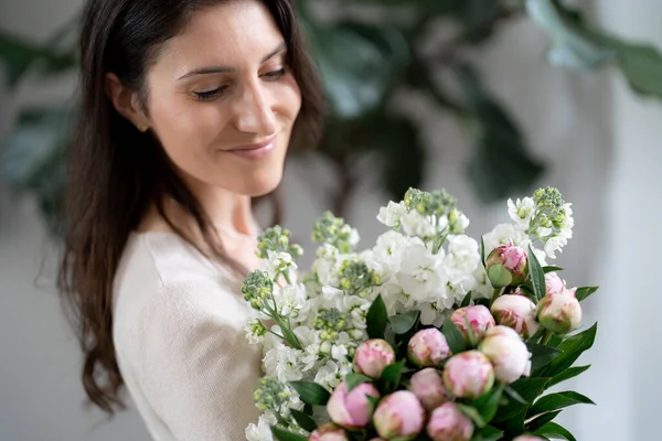 Θετική Γυναίκα Που Κρατάει Ένα Τεράστιο Μπουκέτο Λουλούδια Στο Γραφείο — Φωτογραφία Αρχείου