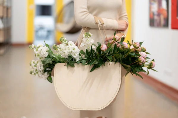Γυναίκες Που Έρχονται Δουλέψουν Μια Ξύλινη Σακούλα Γεμάτη Φρέσκα Λουλούδια — Φωτογραφία Αρχείου