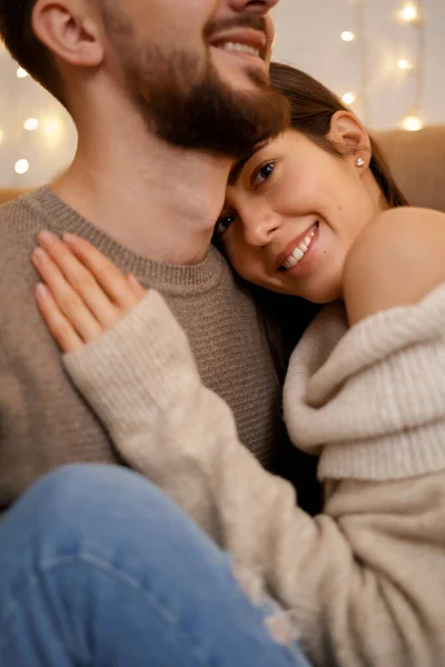 Glückliches Junges Ehepaar Das Sich Umarmt Zusammen Auf Der Gemütlichen — Stockfoto