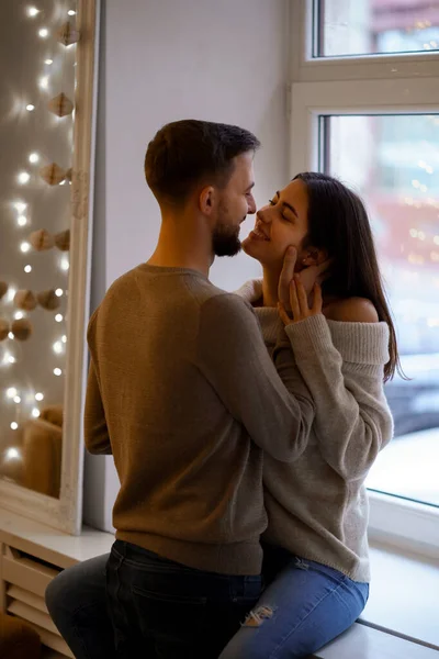 Una Pareja Romántica Casa Una Joven Atractiva Hombre Guapo Están —  Fotos de Stock