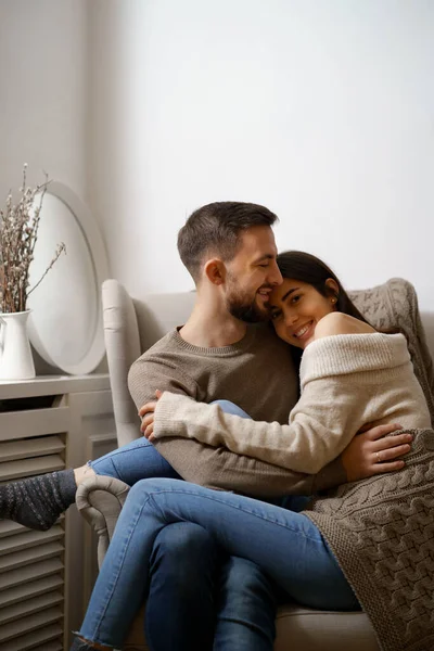 Una Pareja Romántica Casa Una Joven Atractiva Hombre Guapo Están — Foto de Stock