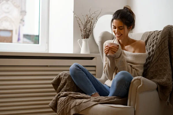 Señora Sonriente Ropa Moda Inteligente Está Sentado Sillón Con Una — Foto de Stock