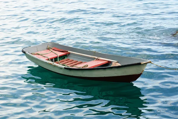 Bote salvavidas con remo. Antiguo barco de madera —  Fotos de Stock