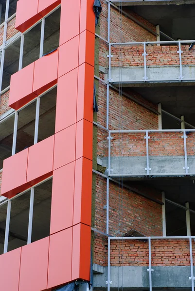Kontorsbyggnad byggarbetsplats. termisk isolering av väggar — Stockfoto