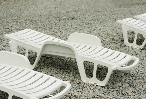 Empty beach, sunbed on the pebble beach — Stock Photo, Image