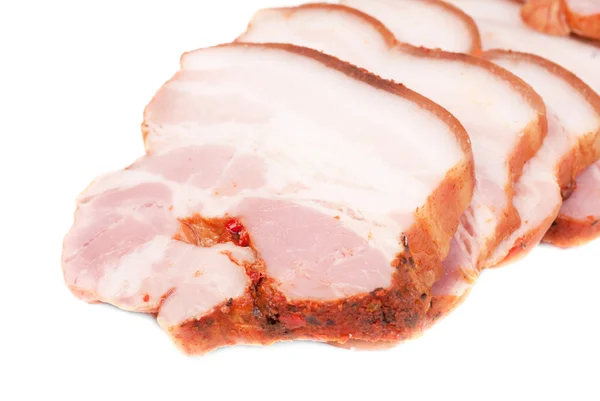Bacon fatiado isolado em um fundo branco — Fotografia de Stock