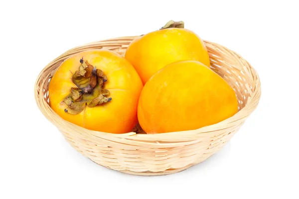 Persimmon φρούτα στο καλάθι με φρούτα σε άσπρο φόντο — Φωτογραφία Αρχείου