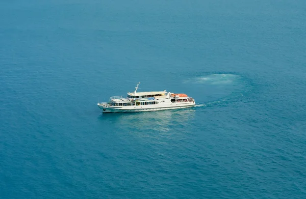 Ein kleines Schiff im Meer in der Nähe der Yalta. crimea.ukraine — Stockfoto