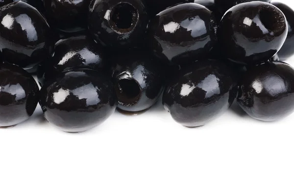 Olives noires dénoyautées isolées sur blanc — Photo