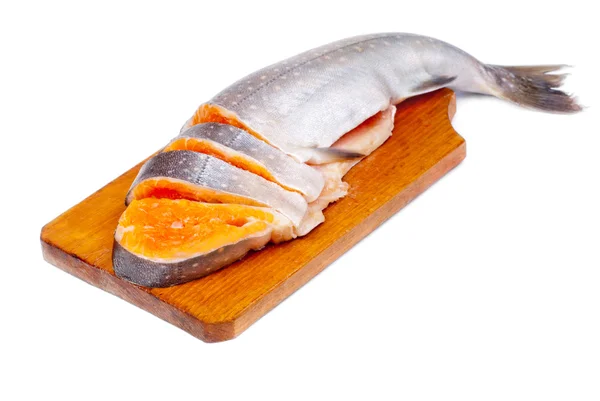 Salmone affettato sul tagliere, isolato su fondo bianco — Foto Stock