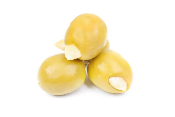 Olive verdi farcite con mandorle isolate su fondo bianco — Foto Stock