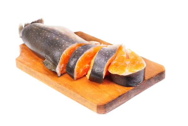 Salmone affettato sul tagliere, isolato su fondo bianco — Foto Stock
