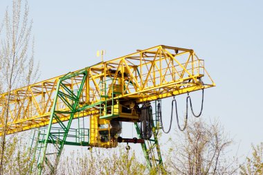 parlak mavi gökyüzü üzerinde sarı santral Vinci