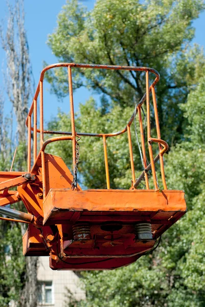 Hydraulische platform wieg op groene boom achtergrond — Stockfoto