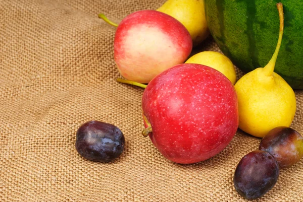 Färsk frukt på på säck bakgrunden — Stockfoto