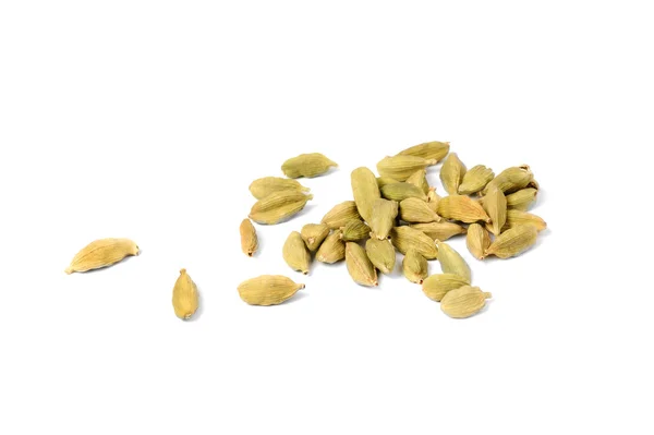 Stapel cardamon geïsoleerd op witte achtergrond — Stockfoto