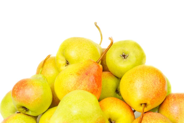 Een groep van groen-rood en verse peren geïsoleerd op witte achtergrond — Stockfoto